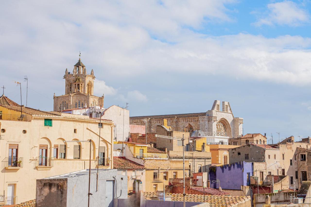 Planta baja en la muralla romana junto a la Catedral Tarragona Exterior foto