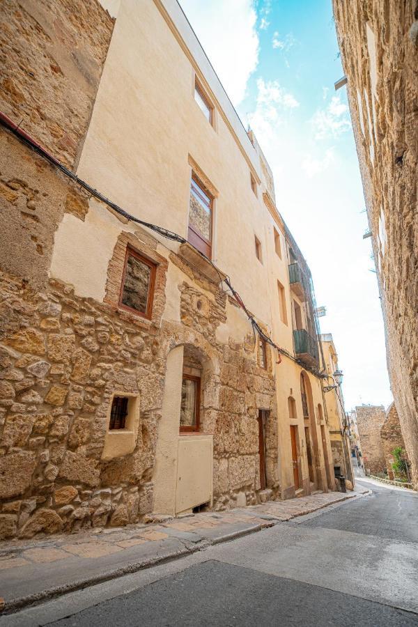 Planta baja en la muralla romana junto a la Catedral Tarragona Exterior foto