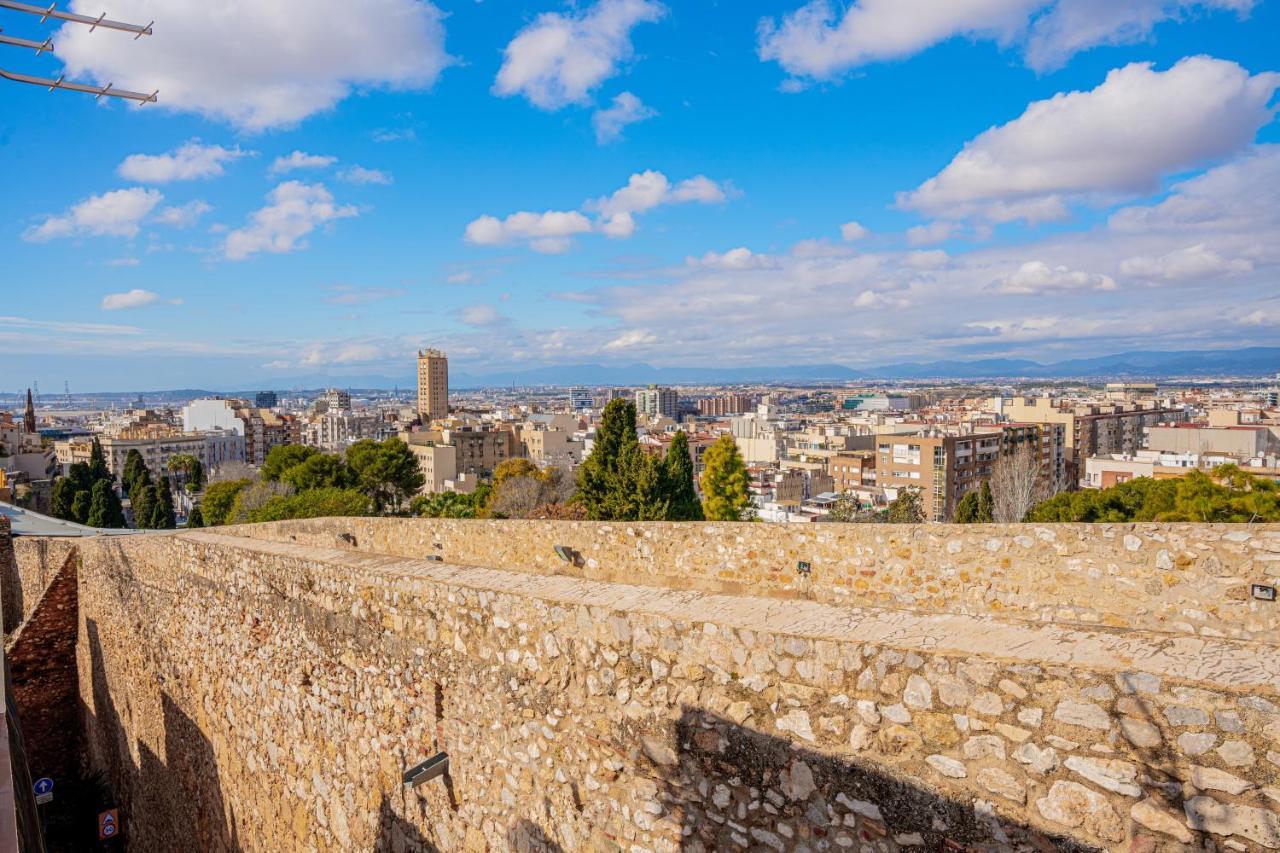 Planta baja en la muralla romana junto a la Catedral Tarragona Exterior foto