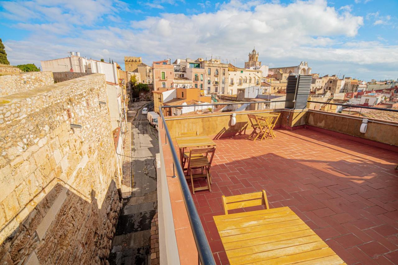 Planta baja en la muralla romana junto a la Catedral Tarragona Exterior foto