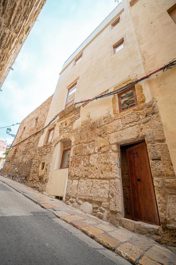 Planta baja en la muralla romana junto a la Catedral Tarragona Exterior foto