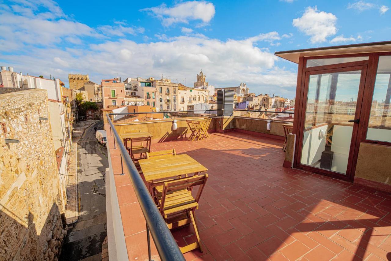 Planta baja en la muralla romana junto a la Catedral Tarragona Exterior foto