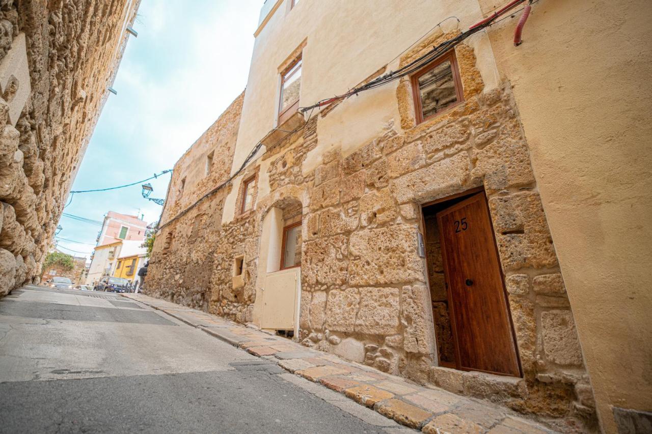 Planta baja en la muralla romana junto a la Catedral Tarragona Exterior foto